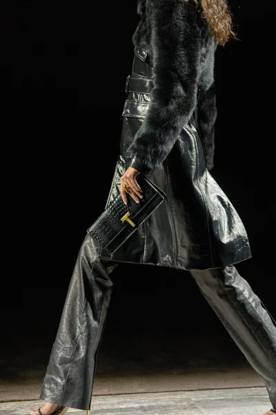 Look 16